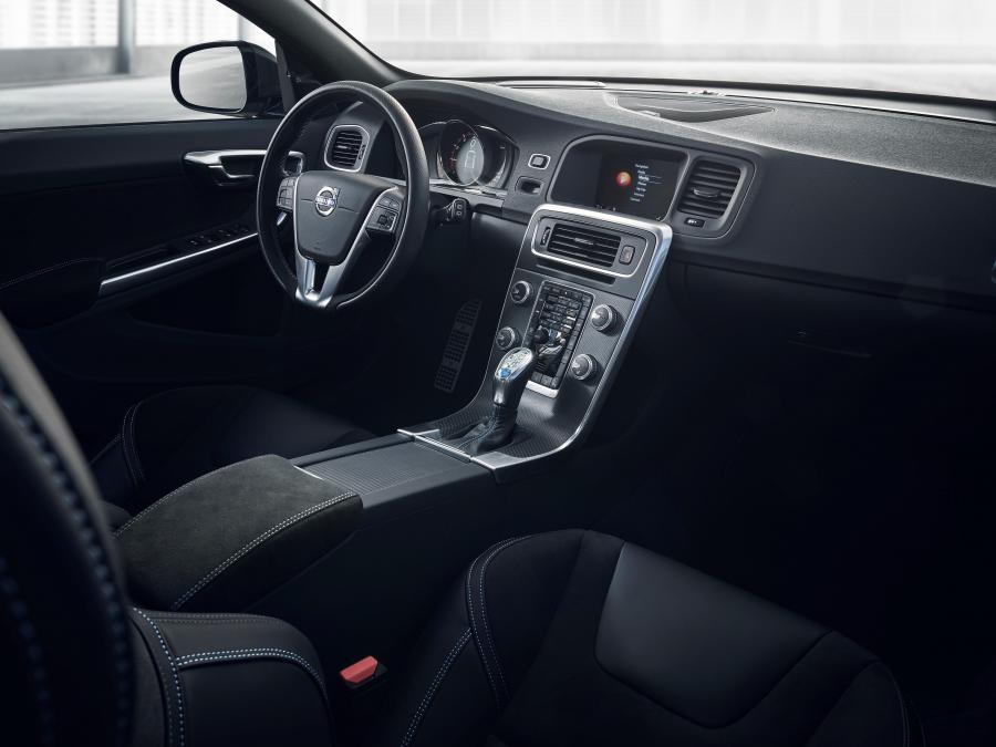 Интерьер Volvo V60 Polestar 2017 года  (WW) (фото 15 из 45)